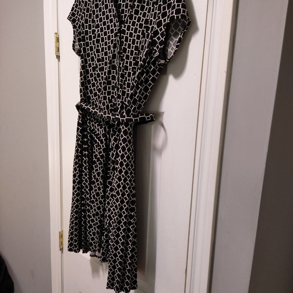Laura Petite size 4 checkered design dress with attached belt. - Picture 2 of 8
